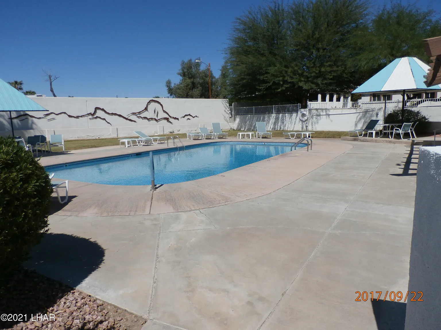 2 bed, 1.5 bath, 998 sqft, $2,000 — Photo 2