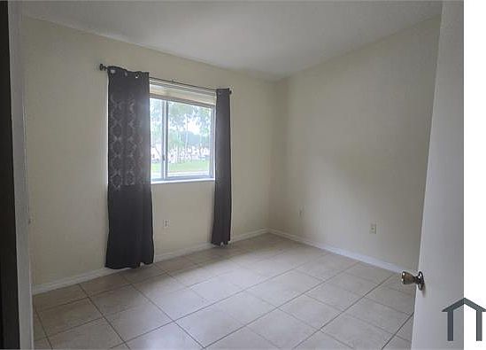 4th image of 1260 SE 27th St Unit 202