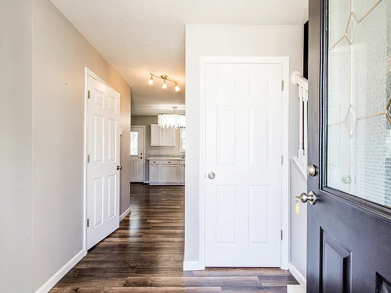 1103 Perry Ln — Photo 2