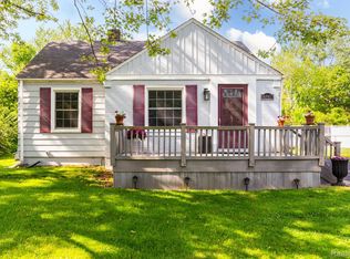 9250 Whitall Ln, Grosse Ile, MI 48138