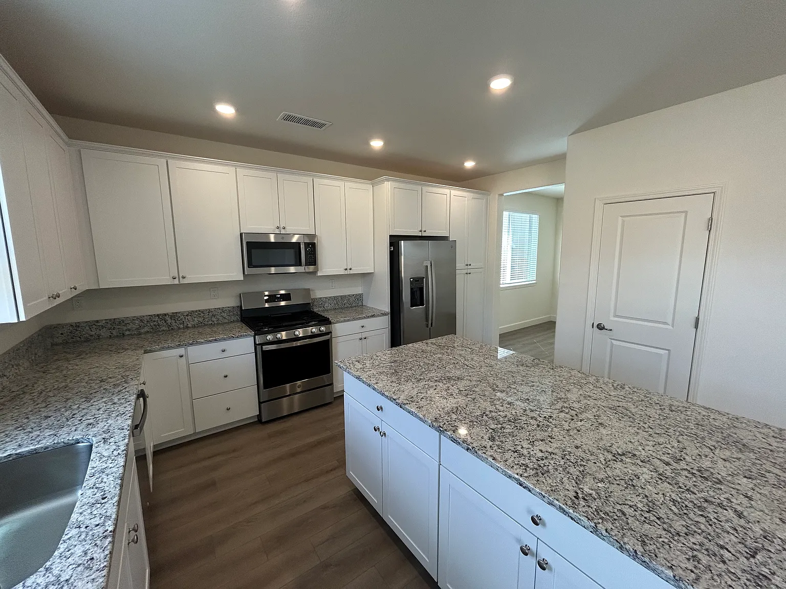 4 bed, 2175 sqft, $2,850 — Photo 2