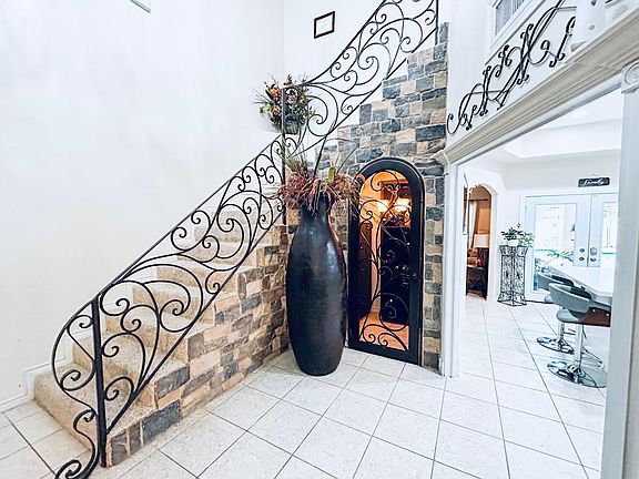 4th image of 133 Lake Chapala Dr