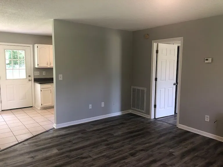 511 Grant Ln — Photo 4