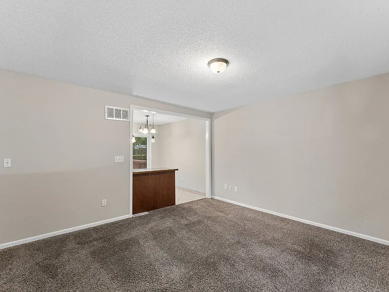 416 SE Claremont St — Photo 9
