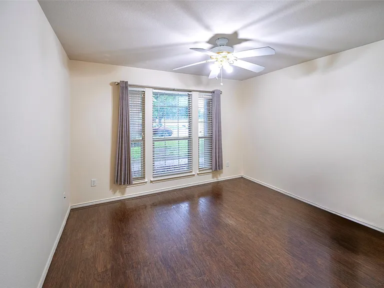 1315 Lou Gehrig Ln — Photo 8