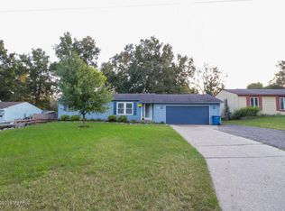 10890 Deerwood Dr SE, Lowell, MI 49331