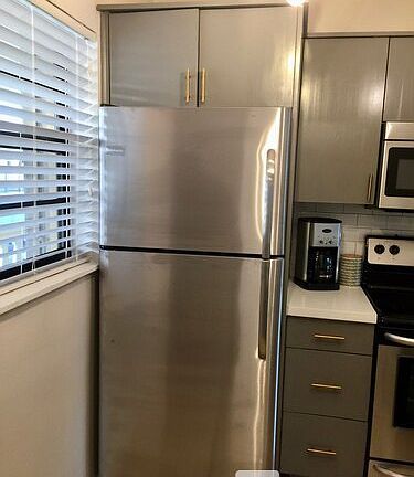 3rd image of 612 NE 20th Ave APT 6