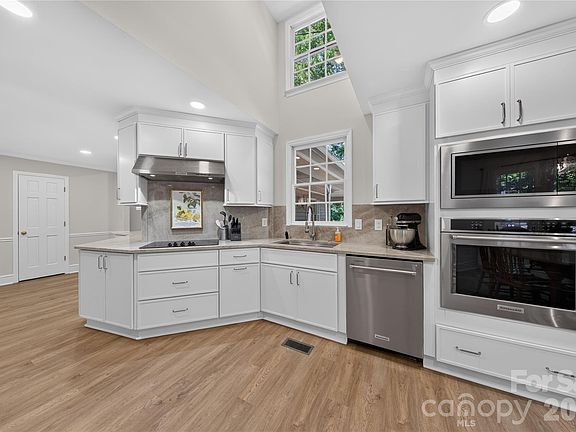 3rd image of 2721 Tara Dr