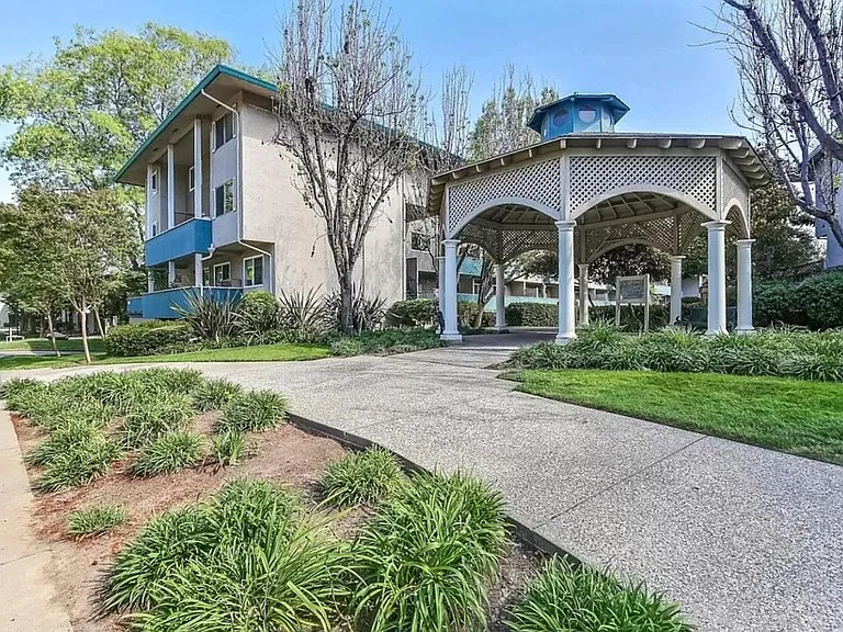 7100 Rainbow Dr #7 — Photo 16