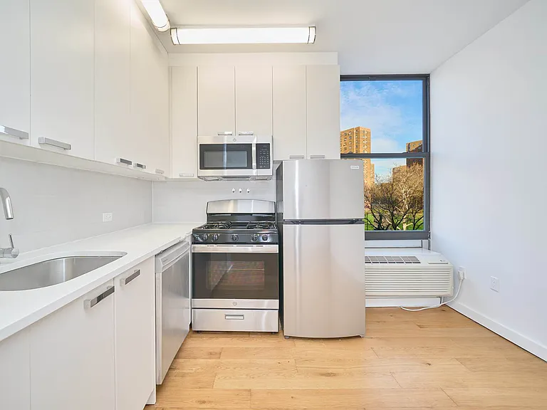 2338 2nd Ave #8W — Photo 3