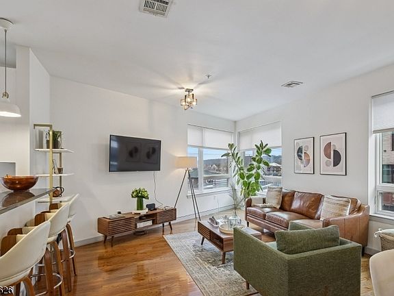 5th image of 52 Lincoln Ave