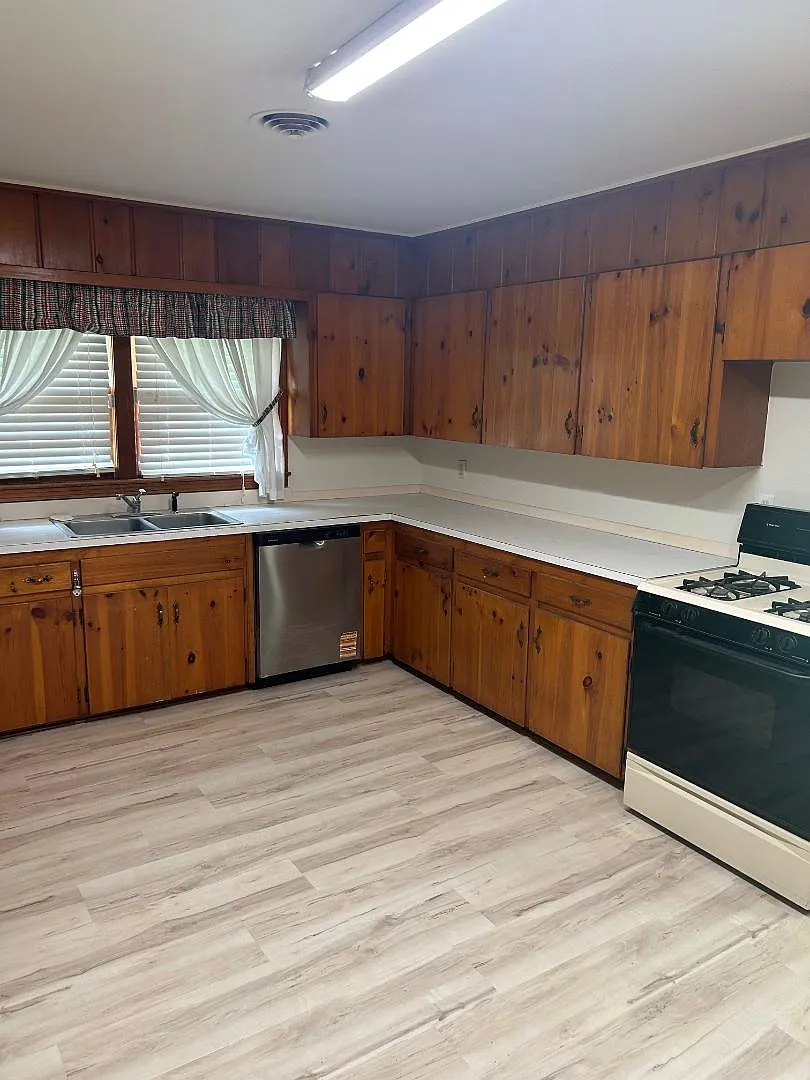 3 bed, 2027 sqft, $1,850 — Photo 2