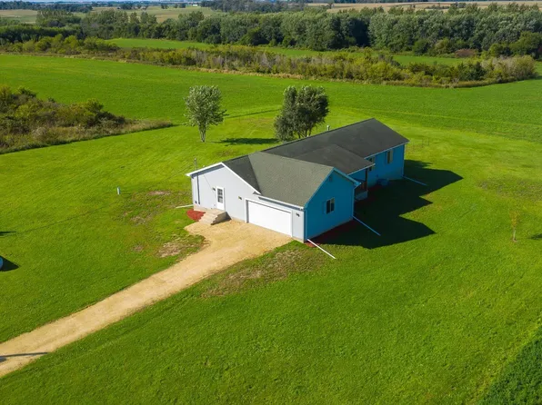 2205 Amherst Pl, Charles City, IA 50616