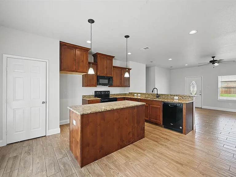 4909 Jefferson St — Photo 4