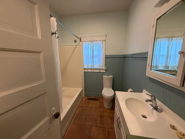 2209 Woolsey St — Photo 5