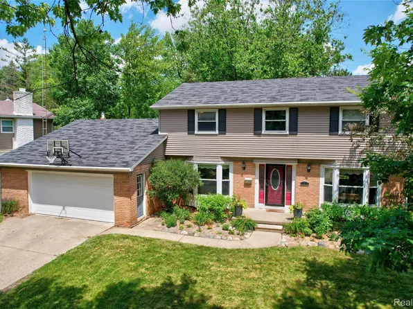 11319 Brookshire Dr, Grand Blanc, MI 48439