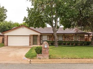6409 Willow Springs Dr, Arlington, TX 76001