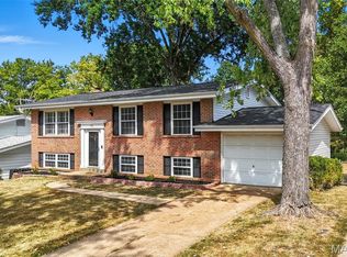 1071 Briarhurst Dr, Ballwin, MO 63021