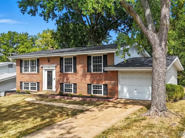 1071 Briarhurst Dr, Ballwin, MO 63021