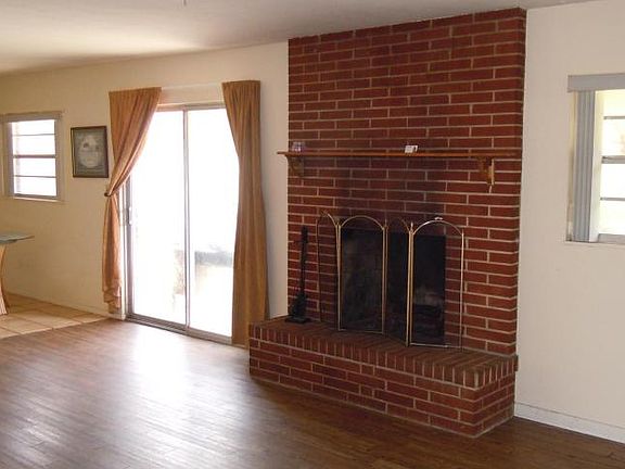 3rd image of 4595 Rosehill Ave