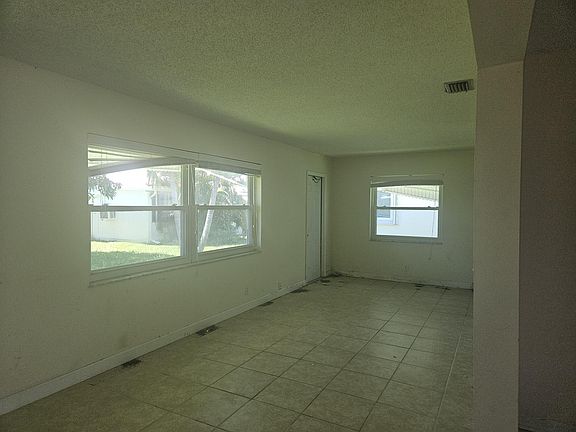4th image of 1598 SW 13TH Terrace