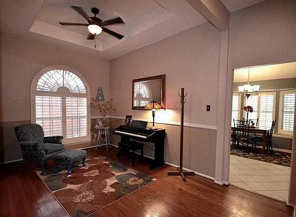 3rd image of 6725 Greenleaf Dr