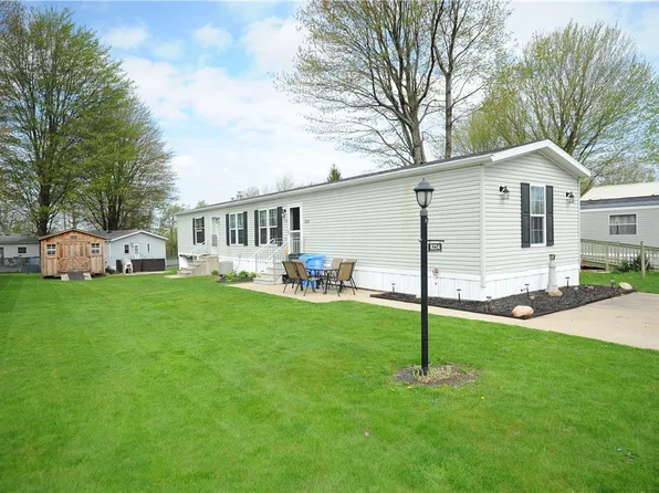 8224 Cloveridge Dr, Erie, PA 16509