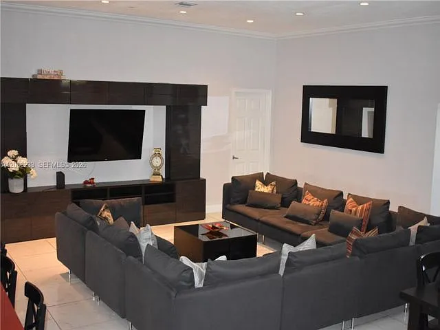 7 bed, 5.0 bath, 2763 sqft, $8,000 — Photo 2