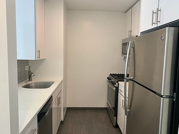 4th image of 520 W 43rd St APT 2