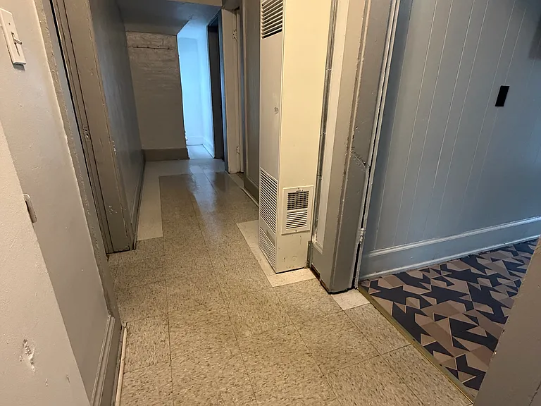 719 W Eureka St #719.5 — Photo 5