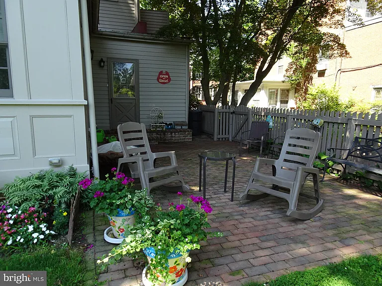 411 Delaware St #A — Photo 22