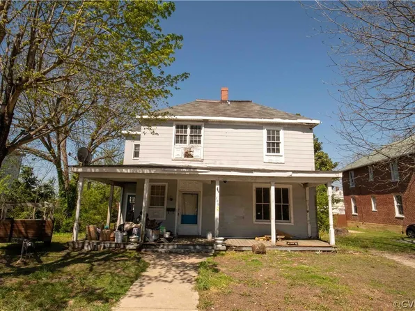 206 S High St, Blackstone, VA 23824