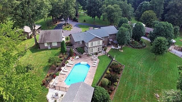 1st image of 206 Morning Glory Ln