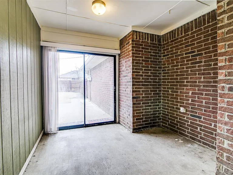 719 Stoneybrook Dr — Photo 10
