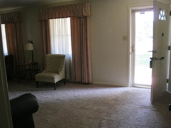 5th image of 415 Edison Dr