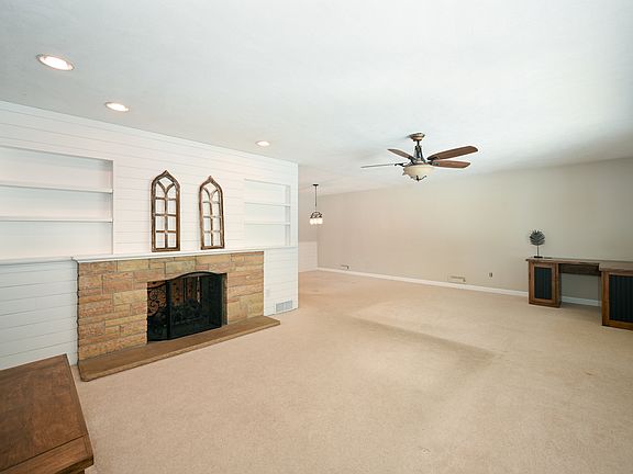 3rd image of 421 N Kingsway Dr