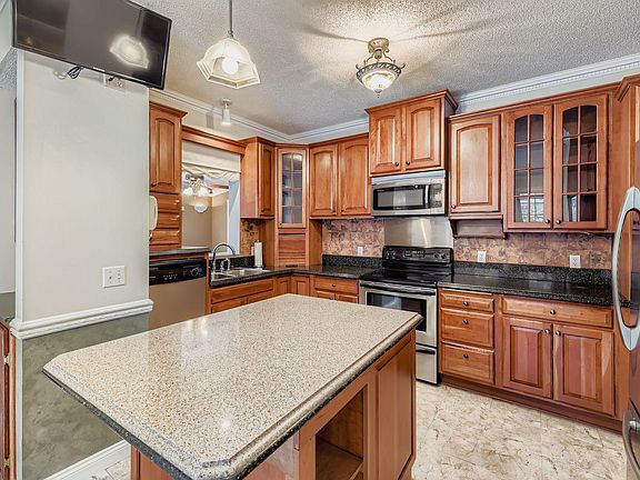 5th image of 602 Marie Ave W