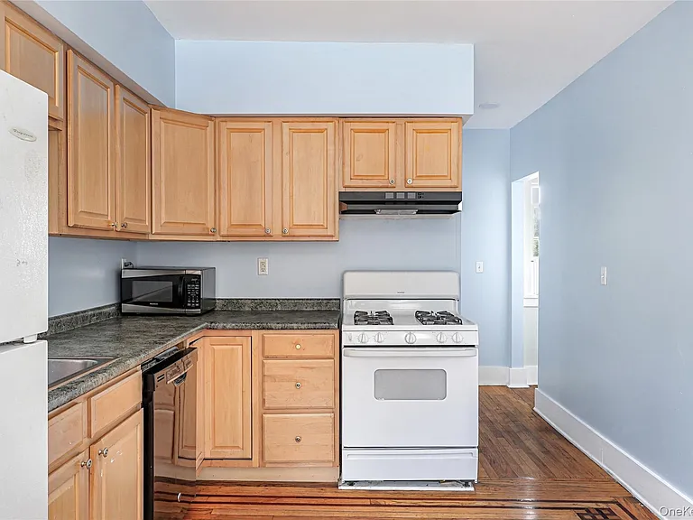 492 Liberty St — Photo 29
