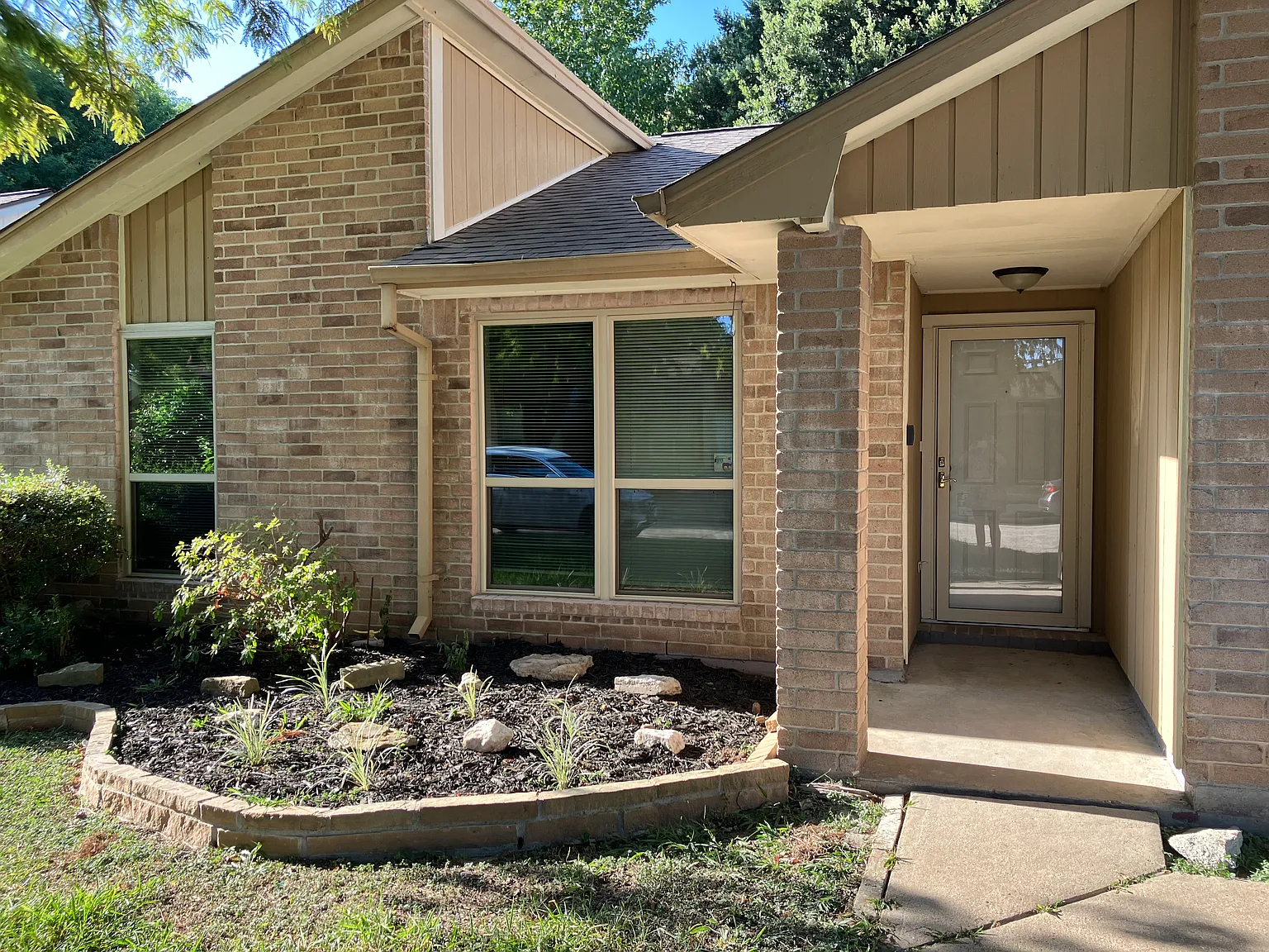 3 bed, 1159 sqft, $1,900 — Photo 3