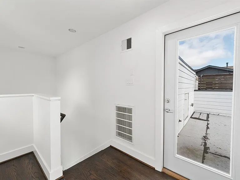 6127 Clyde St #B — Photo 28