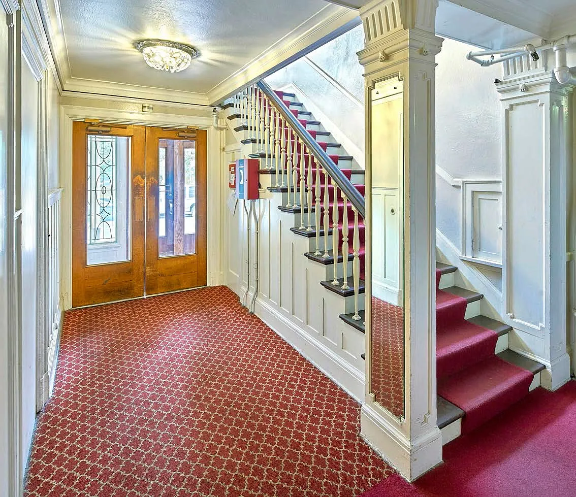Sherwood Apartments — Photo 2