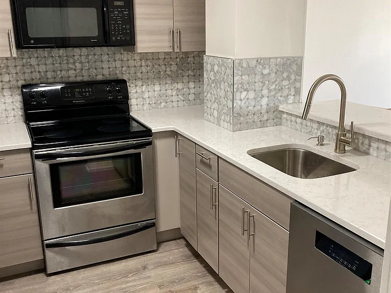 780 W Broadway #2H — Photo 7