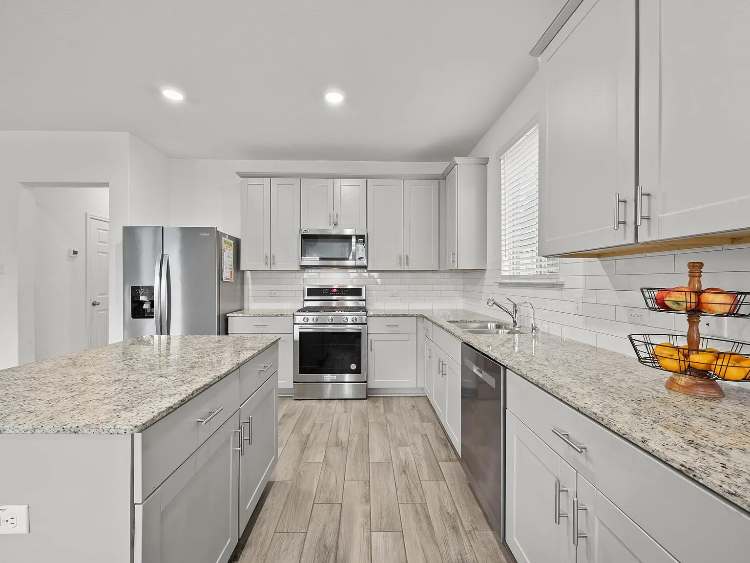 3 bed, 2.5 bath, 2376 sqft, $2,400 — Photo 3