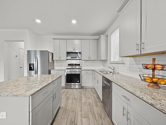 3rd image of 124A Banyon Dr