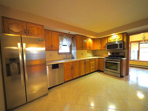 4th image of 30 Coddington Ave