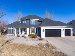 5796 Pinehurst Dr, Grand Forks, ND 58201