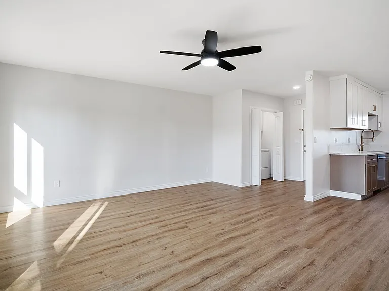 Cambridge Apartments — Photo 18