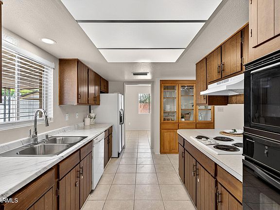 4th image of 4534 W VOGEL Avenue