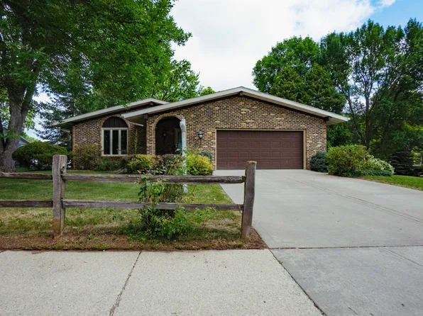 323 Old Pioneer Rd, Fond Du Lac, WI 54935