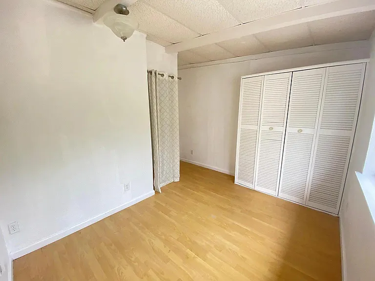 638 N Bayview Ave — Photo 11